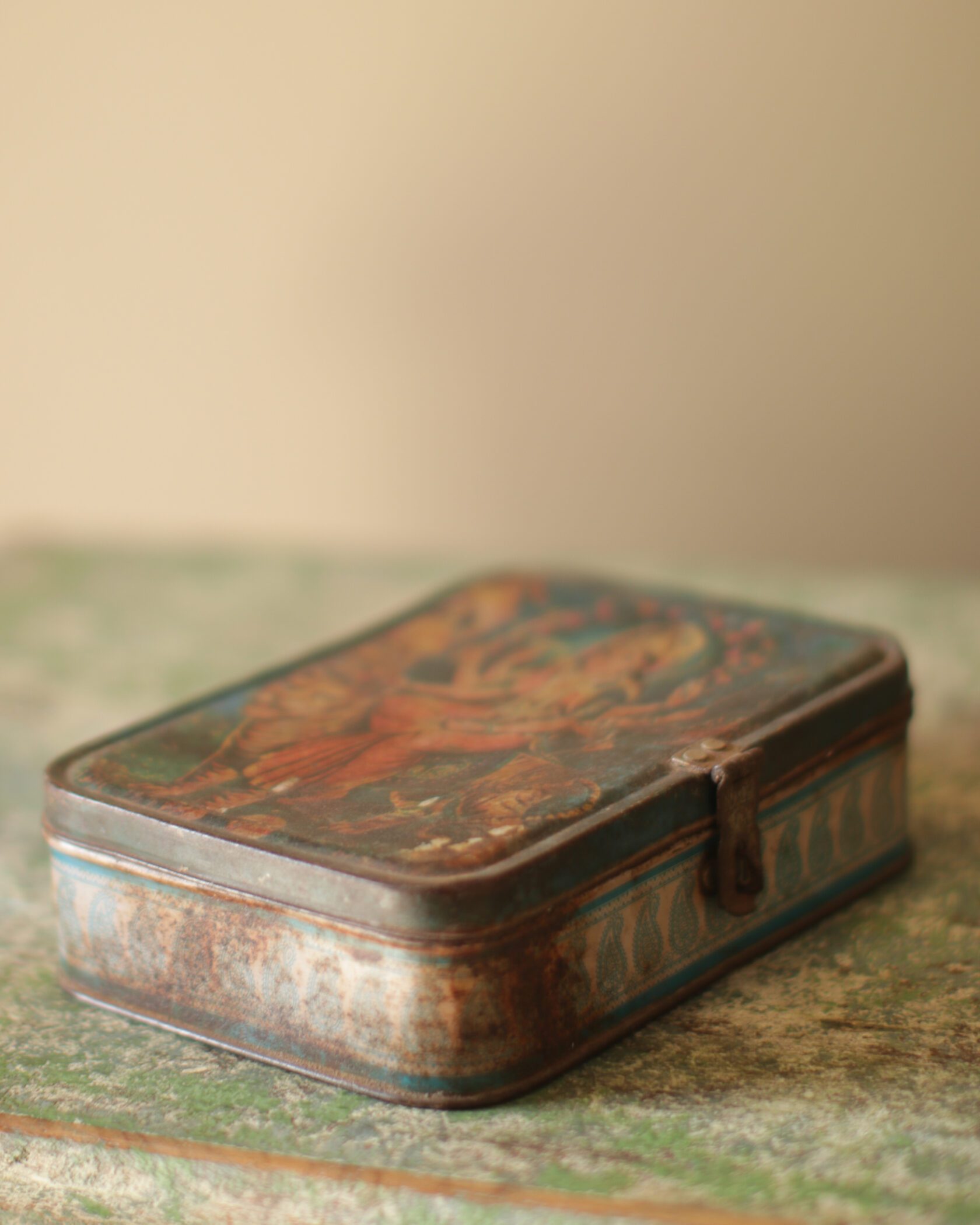 Vintage Metal Painted Tin Gallery Image